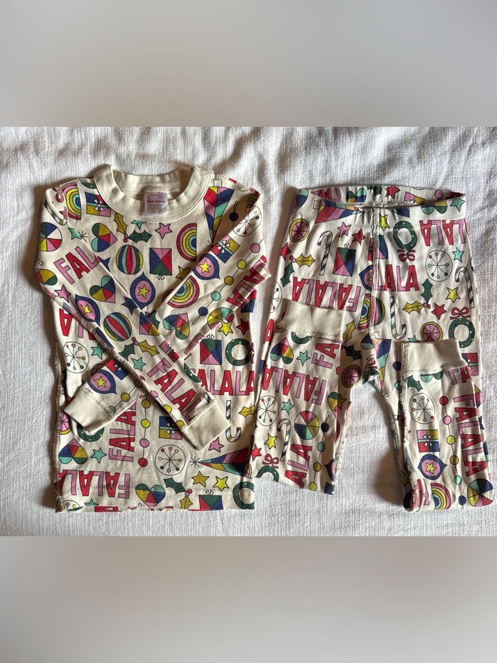 Hanna Andersson Cream Pajama Set with Multicolor Holiday Motifs